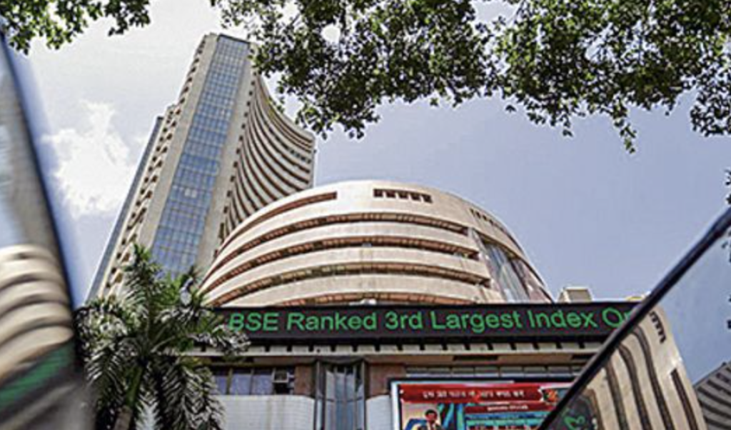 After three days of decline, markets recover in early trade; the Sensex increases by 300 points.
