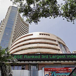 After three days of decline, markets recover in early trade; the Sensex increases by 300 points.